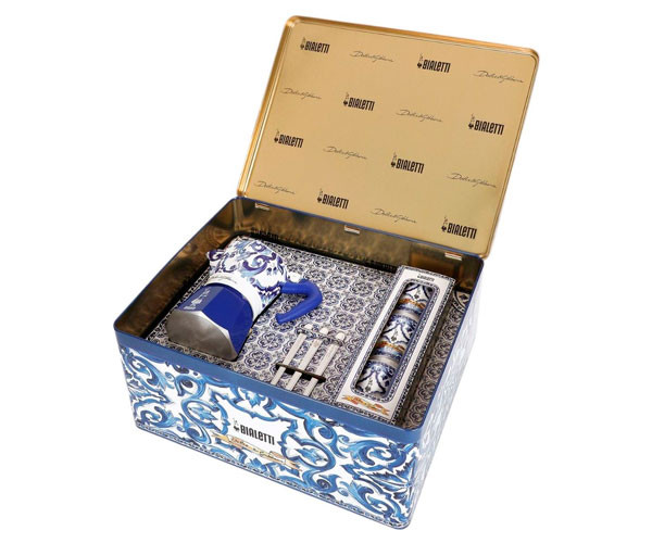 Набор Гейзерная кофеварка Bialetti х Dolce & Gabbana Blu Mediterraneo Moka Express на 6 чашек 270 мл + набор чашек с мешалками фото